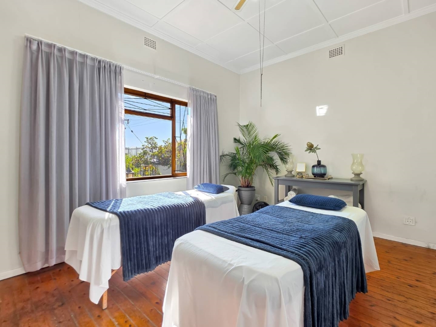 6 Bedroom Property for Sale in Green Point Western Cape